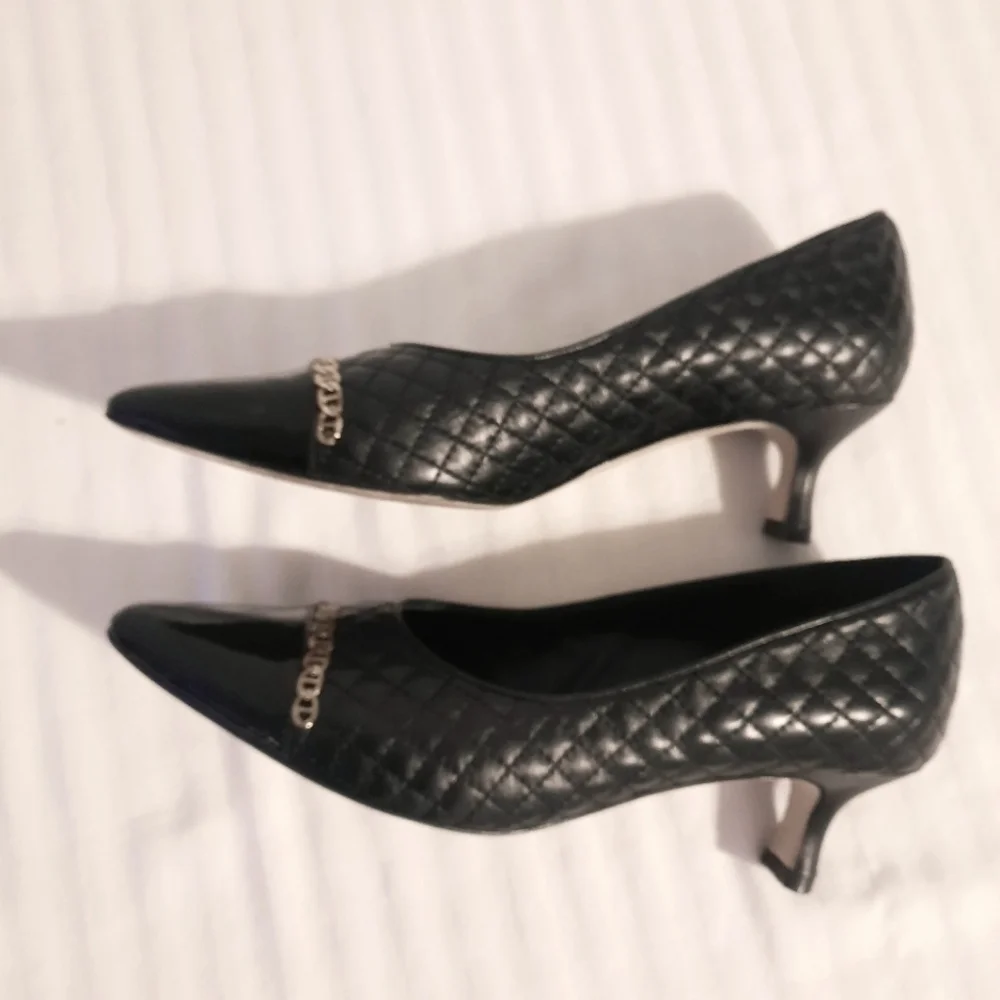 Black kitten heel shoes with gold chain detail Size 8.5 Narrow